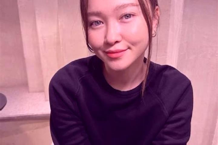 Avery, 25, a dark blonde blue-eyed asian companion based in Hawkesbury. Offering Tantra, OWO. Available for incall and outcall, day and evening dates.