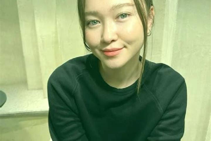 Avery, 31, a red blue-eyed asian companion based in Hoerbranz. Offering OWO, Domination, BDSM, Dinner Date. Available for incall and outcall, day and evening...