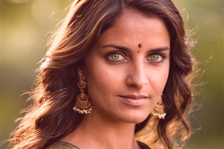 Avery, 38, a brunette green-eyed indian companion based in Chindumbo. Offering Massage, Erotic Massage, Prostate Massage, Couples. Available for incall and o...