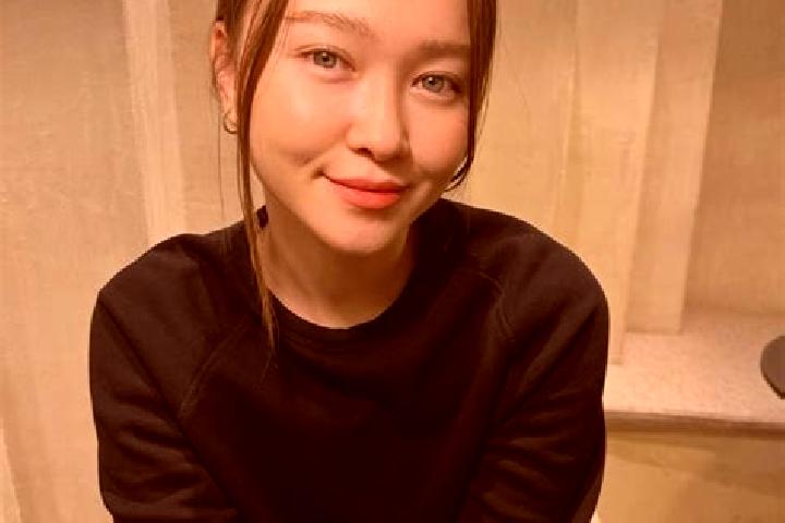 Chloe, 20, a chestnut blue-eyed asian companion based in Bakanas. Offering Roleplay, BDSM, Erotic Massage. Available for incall and outcall, day and evening ...