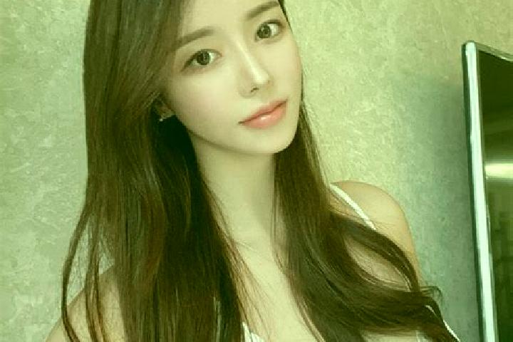 Chloe, 20 — Escort in Miaogou, China