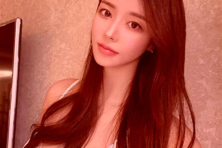 Chloe, 21 — Escort in Krocok, Indonesia