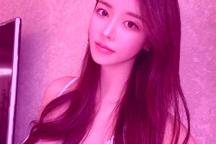 Chloe, 21 — Escort in Qingmuguan, China