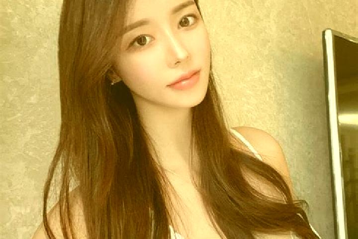 Chloe, 21 — Escort in Zhuanshui, China