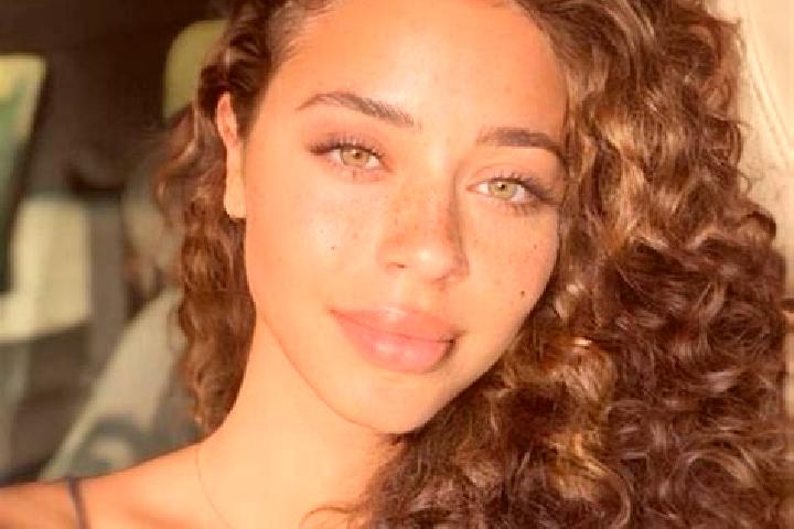 Chloe, 22, a black hazel-eyed ebony companion based in Ahnsen. Offering Duos, Couples, A-Level. Available for incall and outcall, day and evening dates.