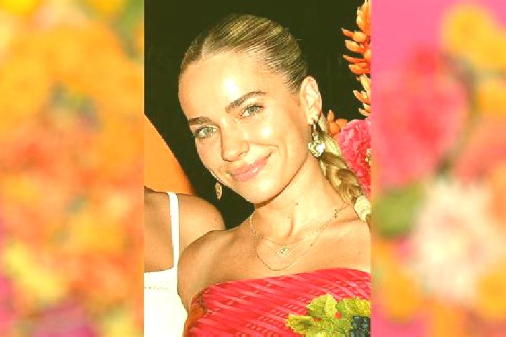 Chloe, 22, a blonde grey-eyed mixed companion based in Setail Krajan. Offering Tantra, A-Level, Domination, Striptease. Available for incall and outcall, day...