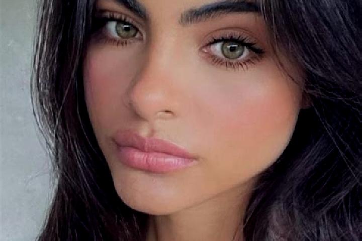 Chloe, 22, a brunette hazel-eyed caribbean companion based in Gembu. Offering Domination, CIM, 69. Available for incall and outcall, day and evening dates.