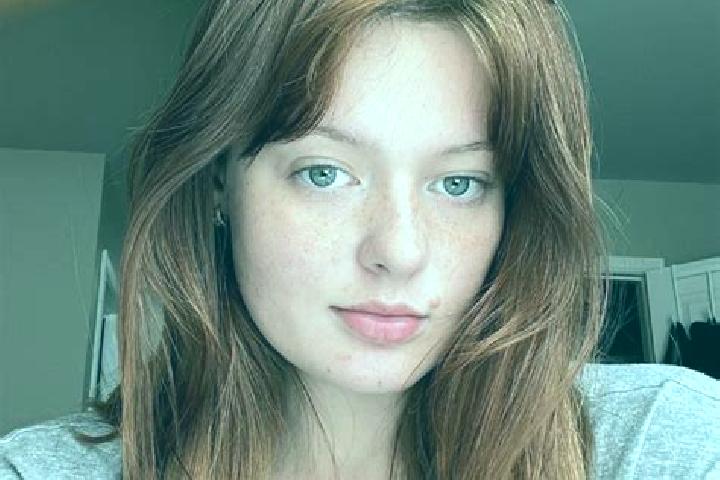 Chloe, 22, a red grey-eyed caucasian companion based in Ibiapina. Offering Striptease, GFE, Fetish. Available for incall and outcall, day and evening dates.