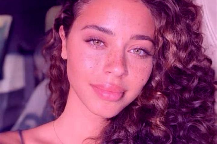 Chloe, 22, a red hazel-eyed ebony companion based in Arikli. Offering Roleplay, Deep French Kissing, Erotic Massage, Party Girl. Available for incall and out...