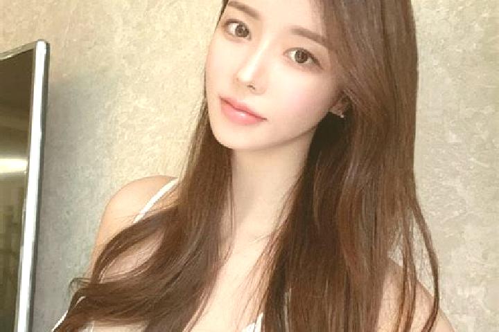 Chloe, 22 — Escort in Cileueur, Indonesia