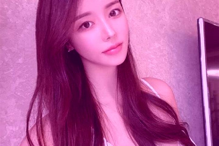 Chloe, 22 — Escort in Huzhai, China