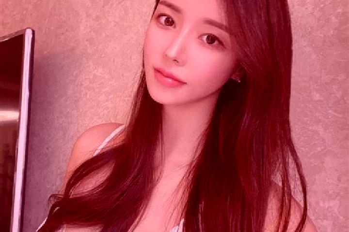 Chloe, 22 — Escort in Jakenan, Indonesia