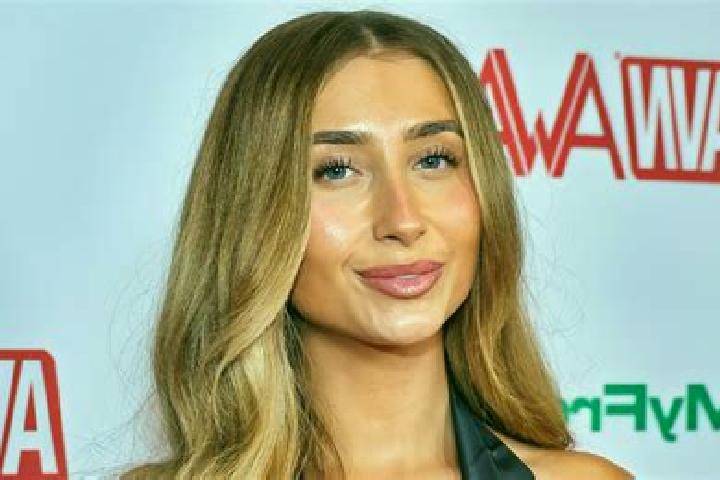 Chloe, 22 — Escort in Latille, France