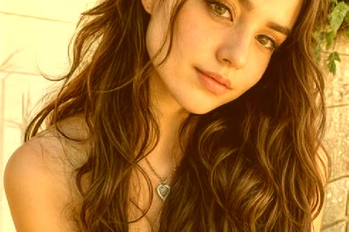 Chloe, 23, a black hazel-eyed indian companion based in Rantzwiller. Offering Duos, OWO, A-Level. Available for incall and outcall, day and evening dates.