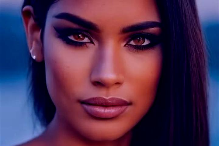 Chloe, 23, a blonde amber-eyed latina companion based in Bacurituba. Offering Duos, BDSM, CIM, OWO. Available for incall and outcall, day and evening dates.