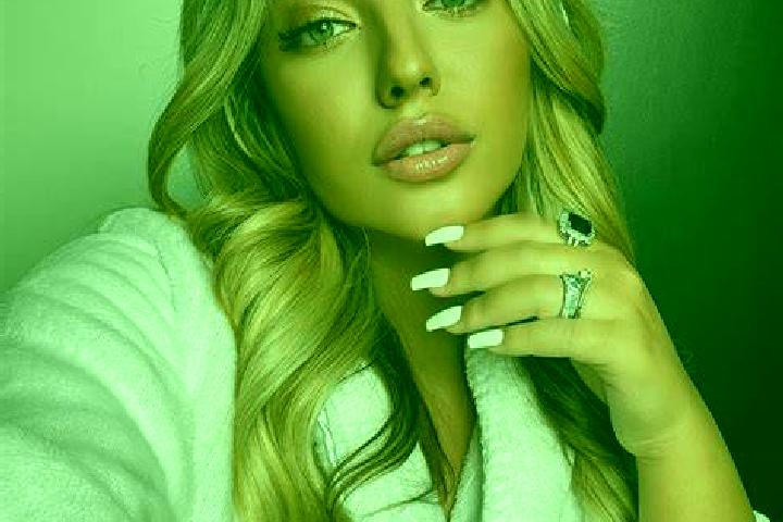 Chloe, 23 — Escort in Beechville, Canada