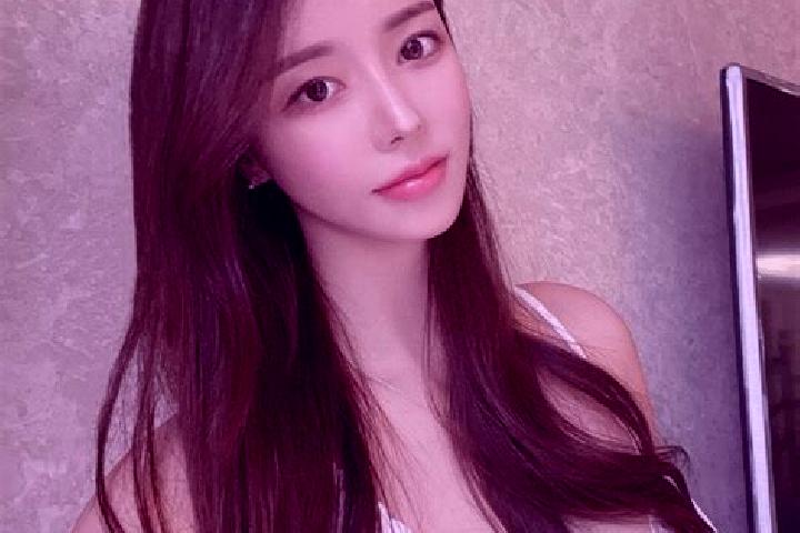 Chloe, 23 — Escort in Ciekek, Indonesia