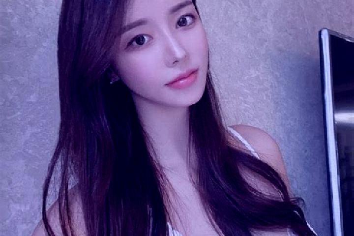 Chloe, 23 — Escort in Jangdam, China