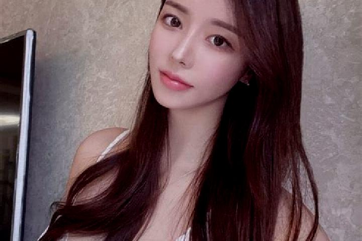 Chloe, 23 — Escort in Singabarong, Indonesia