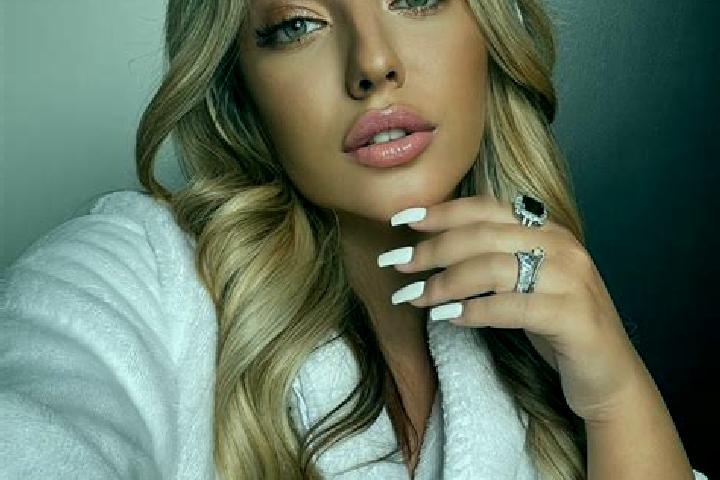 Chloe, 23 — Escort in Skorodnoye, Russia