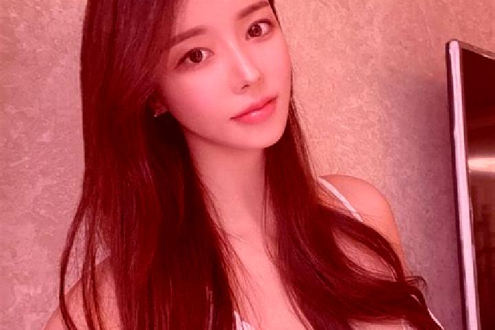 Chloe, 23 — Escort in Tutup, Indonesia