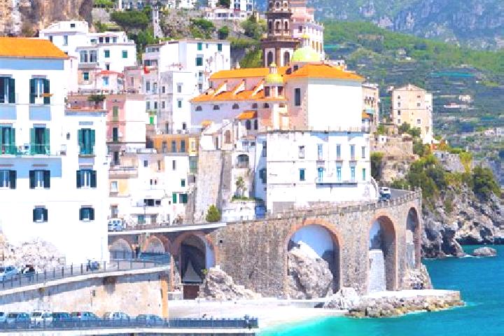 Chloe, 23 — Escort in Venas, Italy