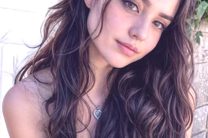 Chloe, 24, a auburn hazel-eyed latina companion based in Donzdorf. Offering Roleplay, A-Level, Party Girl, Travel Companion, Deep French Kissing. Available f...