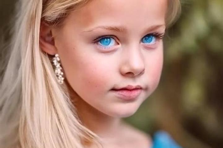 Chloe, 24, a blonde blue-eyed caucasian companion based in Melnik. Offering CIM, Duos, Girlfriend Experience. Available for incall and outcall, overnight boo...