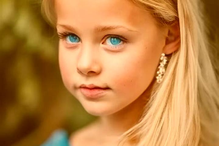 Chloe, 24, a blonde blue-eyed mixed companion based in Kukshi. Offering CIM, Duos, Party Girl, BDSM. Available for incall and outcall, day and evening dates.