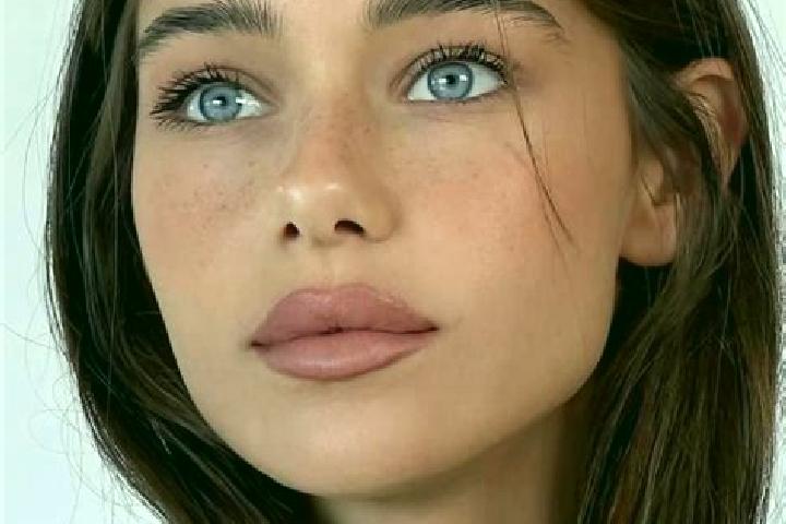 Chloe, 24, a brunette brown-eyed ebony companion based in Lang Chanh. Offering Couples, CIM. Available for incall and outcall, overnight bookings available.