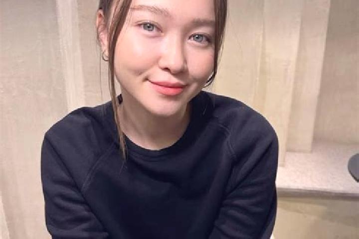 Chloe, 24, a red blue-eyed asian companion based in Sailly-en-Ostrevent. Offering Couples, Deep French Kissing, OWO. Available for incall and outcall, overni...