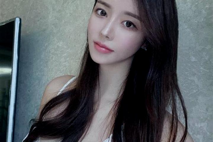 Chloe, 24 — Escort in Lewoeleng, Indonesia