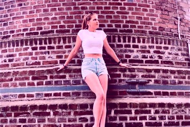 Chloe, 24 — Escort in Lollschied, Germany