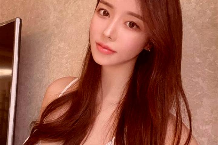 Chloe, 24 — Escort in Qiaobian, China