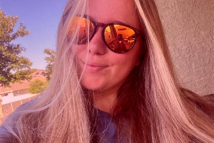 Chloe, 24 — Escort in Wiers, Belgium