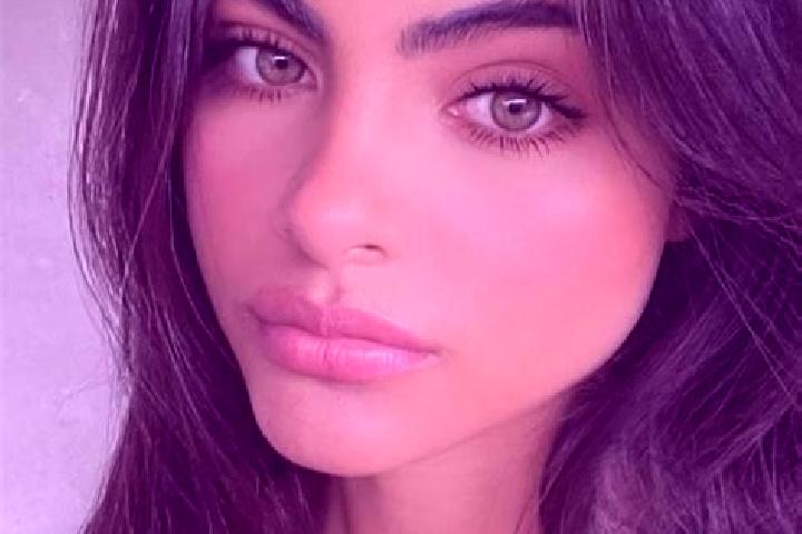 Chloe, 25, a brunette green-eyed caucasian companion based in Arcavacata. Offering 69, Tantra, A-Level. Available for incall and outcall, day and evening dates.