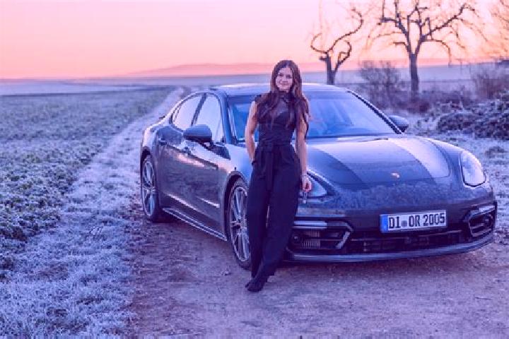 Chloe, 25 — Escort in Fridolfing, Germany