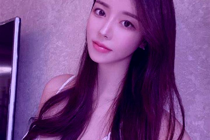 Chloe, 25 — Escort in Reporyje, Czech Republic