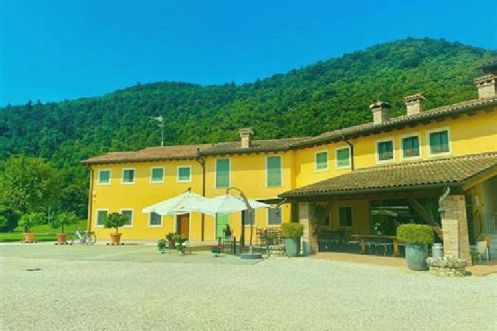 Chloe, 25 — Escort in Robecchetto Con Induno, Italy