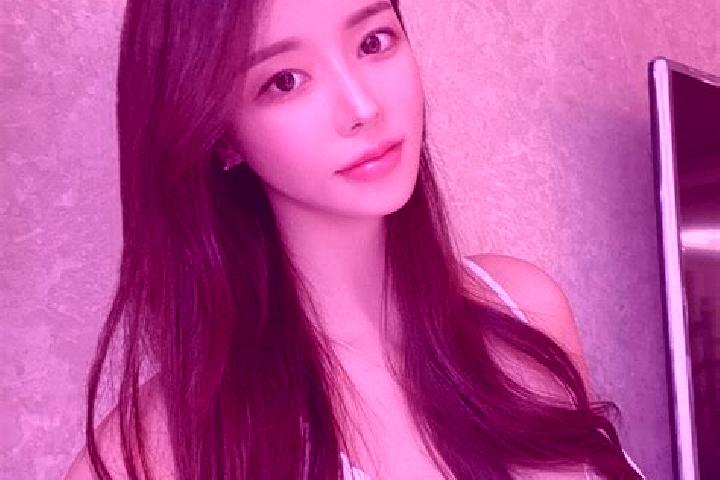 Chloe, 25 — Escort in Zhangdang, China