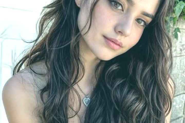 Chloe, 26, a auburn amber-eyed middle eastern companion based in Mermaid Beach. Offering Striptease, Overnight, Domination, Travel Companion. Available for i...