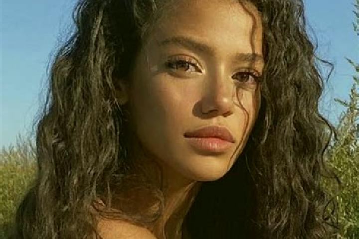Chloe, 26, a black dark-eyed latina companion based in Fildu de Mijloc. Offering Massage, Dinner Date, Girlfriend Experience, A-Level. Available for incall a...