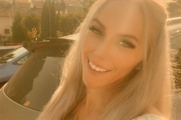 Chloe, 26 — Escort in Birlenbach, Germany