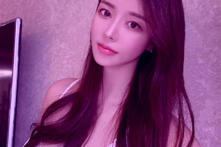 Chloe, 26 — Escort in Erjieling, China