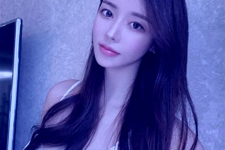 Chloe, 26 — Escort in Huzhai, China