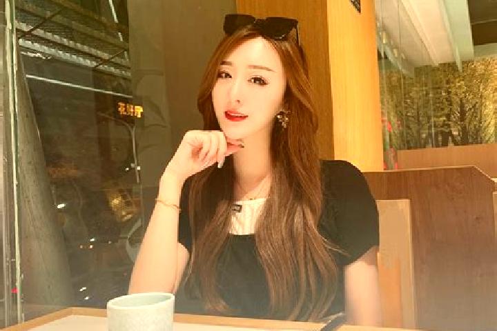 Chloe, 26 — Escort in Yulin, China