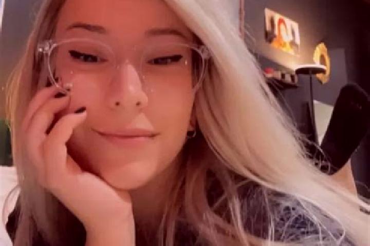 Chloe, 27, a blonde dark-eyed asian companion based in Lamotesti. Offering GFE, OWO, CIM. Available for incall and outcall, day and evening dates.