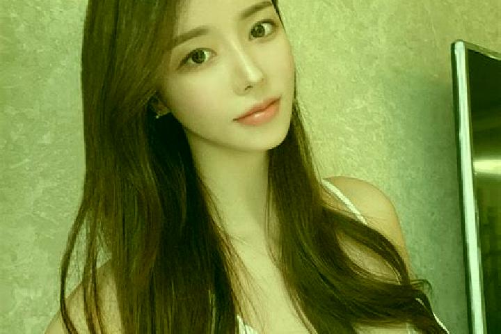 Chloe, 27 — Escort in Kadubeureum, Indonesia