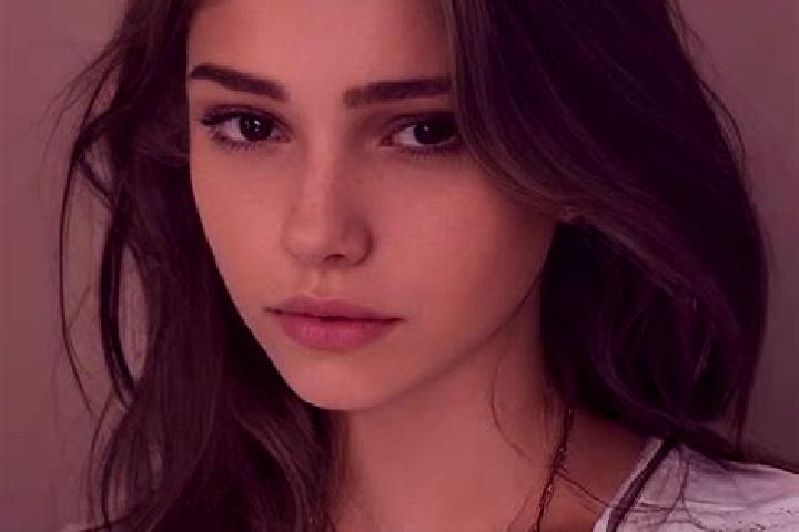 Chloe, 28, a chestnut hazel-eyed slavic companion based in Arvi. Offering GFE, Deep French Kissing, 69. Available for incall and outcall, day and evening dates.
