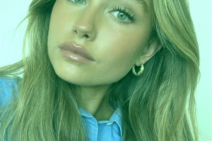 Chloe, 28, a dark blonde green-eyed european companion based in Parada de Arriba. Offering Dinner Date, Party Girl, Prostate Massage, Erotic Massage, Overnig...